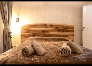 Un dormitorio con una cama con cabecero de madera. en Casa Nostra, en Aridaía