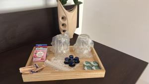 - un plateau en bois avec des éléments au-dessus d'une table dans l'établissement Hotel Mina, à Craiova