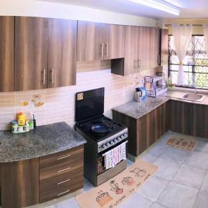 Η κουζίνα ή μικρή κουζίνα στο Zerubbabel Apartmerns B002 +3 φωτογραφίες