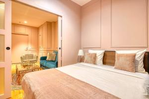 ein Schlafzimmer mit einem großen Bett und einem blauen Stuhl in der Unterkunft Suite Anna In Paris Republique in Paris + 3 Fotos