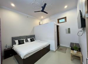 Ένα ή περισσότερα κρεβάτια σε δωμάτιο στο J S INN Hotel