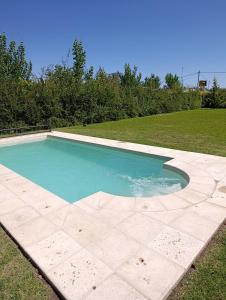 Bazén v ubytování Cabaña El Morito nebo v jeho okolí