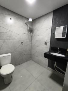 a bathroom with a toilet and a sink and a shower at Lar Doce Lar Realizando Sono!!! in Arcos