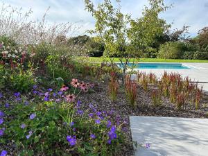 Aed väljaspool majutusasutust Gîte Maprérie