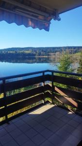 Elle comprend un balcon offrant une vue sur le lac. dans l'établissement Refuge du Renard au Bord du Lac, à Malbuisson