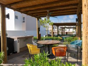 Χώρος καθιστικού στο Home with Pool 3 Minutes away from the beach