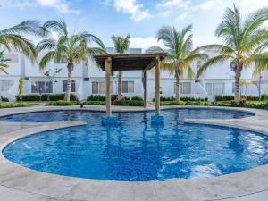 Πισίνα στο ή κοντά στο Home with Pool 3 Minutes away from the beach