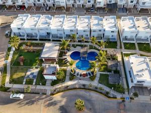 Πισίνα στο ή κοντά στο Home with Pool 3 Minutes away from the beach +32 φωτογραφίες