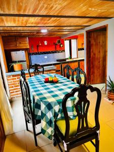 ein Esszimmer mit Tisch und eine Küche in der Unterkunft Cabaña Campestre Renacer in Paipa