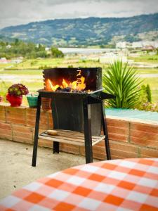 einen Grill mit Kamin auf einer Terrasse in der Unterkunft Cabaña Campestre Renacer in Paipa