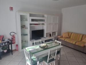 ein Wohnzimmer mit Sofa und Tisch in der Unterkunft Papaya58 in San Benedetto del Tronto