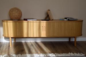 un mobile in legno posto all'ultimo piano di Park home a Baia Mare