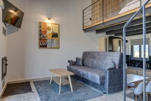 un soggiorno con un divano e un tavolo di Θριές Παρνασσός a Kalívia