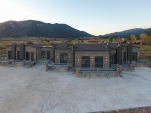 una fila di case con montagne sullo sfondo di Θριές Παρνασσός a Kalívia