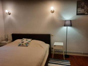 Postel nebo postele na pokoji v ubytování Stylish 2BR in Old Town Gem