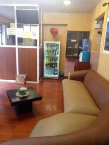 un soggiorno con un divano e un tavolino da caffè di Hostal California Star a Quito