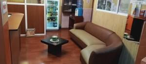 un soggiorno con un divano e un tavolino da caffè di Hostal California Star a Quito