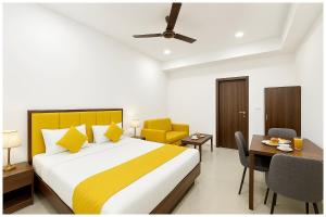 une chambre d'hôtel avec un lit, une table et des chaises dans l'établissement Hotel RG Laxmi Palace Villas Near Vishwanath Temple # Parking- free Wi-fi Facilities # BEST HOTEL, à Varanasi