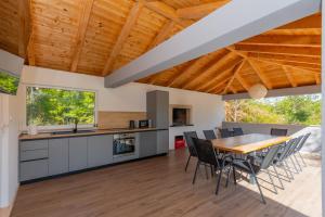 una cucina e una sala da pranzo con tavolo e sedie di Villa Josip a Grubine