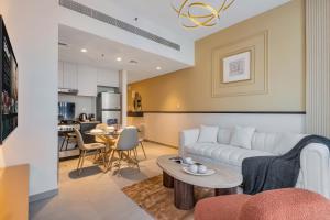 Posezení v ubytování 1 Bedroom in Aljada City Center l Balcony & Pool - LemonHomes