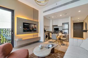 TV a/nebo společenská místnost v ubytování 1 Bedroom in Aljada City Center l Balcony & Pool - LemonHomes