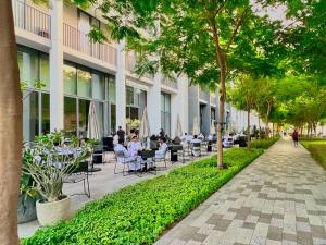 Zahrada ubytování 1 Bedroom in Aljada City Center l Balcony & Pool - LemonHomes