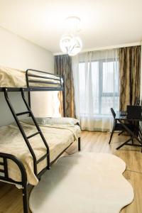 une chambre avec un lit superposé et un bureau dans l'établissement Modern, Luxury 3BR near Airport, PS4 Fast Wi-fi, Workstation, à ULN