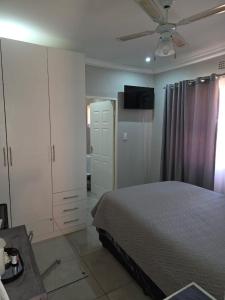 Postel nebo postele na pokoji v ubytování Lolly's Piece of Home