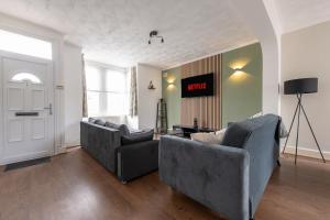 Televiisor ja/või meelelahutuskeskus majutusasutuses Specious 3 Bedroom House with Parking and Fast Wifi