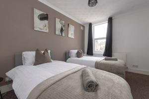 Voodi või voodid majutusasutuse Specious 3 Bedroom House with Parking and Fast Wifi toas