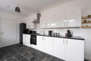 Köök või kööginurk majutusasutuses Specious 3 Bedroom House with Parking and Fast Wifi +16 fotot