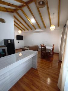 Μια τηλεόραση ή/και κέντρο ψυχαγωγίας στο Cabañas Sol y Luna Lago Ranco