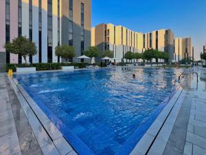 Bazén v ubytování 1 Bedroom in Aljada City Center l Balcony & Pool - LemonHomes nebo v jeho okolí