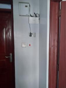 una stanza con una porta e una parete bianca di Empiris Luxe Homes a Narok