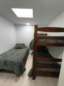 Ένα ή περισσότερα κρεβάτια σε δωμάτιο στο Cabañas Sol y Luna Lago Ranco