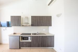A kitchen or kitchenette at La Chioma di Berenice Garda Residence