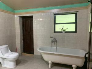 Koupelna v ubytování ROSE VILLA The Heritage Colonial Bungalow No 9