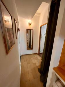 een hal met een trap en een spiegel aan de muur bij Studio L'oasis Ensoleillé in Cuers +3 foto's