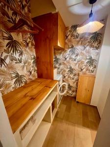 een kamer met een houten bank aan de muur bij Studio L'oasis Ensoleillé in Cuers