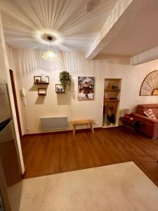 een woonkamer met een tafel en een bank bij Studio L'oasis Ensoleillé in Cuers