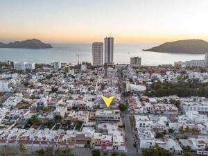 Apartment for 7 people with pool on the 3rd floor في Isla Venados: اطلالة جوية على مدينة فيها مثلث اصفر