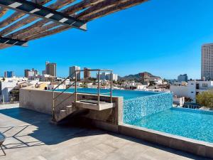 Apartment for 7 people with pool on the 3rd floor في Isla Venados: حمام سباحة على سطح مبنى