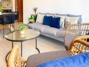 Apartment for 7 people with pool on the 3rd floor في Isla Venados: غرفة معيشة مع أريكة وطاولة وكراسي +22 صورة