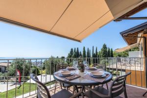 A balcony or terrace at La Chioma di Berenice Garda Residence