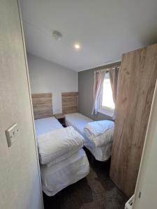 Postel nebo postele na pokoji v ubytování 8 Berth Caravan Haven Marton Mere
