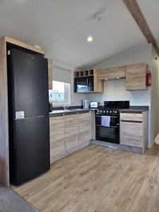 Kuchyň nebo kuchyňský kout v ubytování 8 Berth Caravan Haven Marton Mere + 8 fotografií