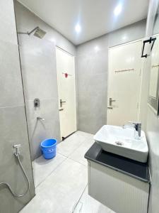 O baie la The Olivia Luxury - Stay step away from Laxman Jhula