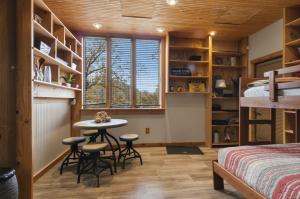 ein Zimmer mit einem Bett und einem Tisch und Stühlen in der Unterkunft Game Room, Dock Life, Fire Pit & Hot Tub! in Four Seasons