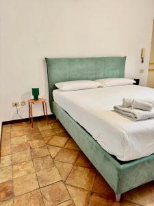 een bed met een groen hoofdeinde in een kamer bij Casa Genovesi 5 in Salerno +22 foto's