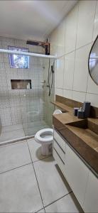 une salle de bain avec toilettes, douche et lavabo dans l'établissement Casa Barra do Jacuípe, à Camaçari